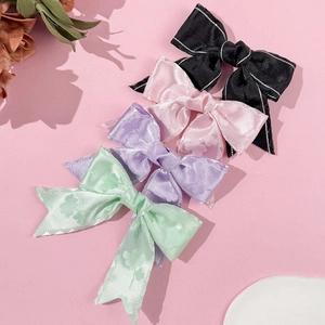 Set aus vier Satin-Haarspangen mit Schleife in Schwarz, Rosa, Lila und Grün für Mädchen