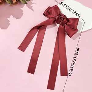 Vue détaillée du nœud en satin rouge foncé avec roses, rubans longs et dimensions