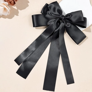 Detailansicht einer großen schwarzen Haarklammer aus Satin mit eleganten Bändern