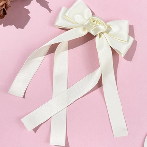 Pince à cheveux élégante en satin crème avec rose faite main et longs rubans