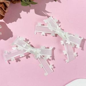 Lot de deux barrettes en organza blanc style ballet avec motifs de nœuds en cœur