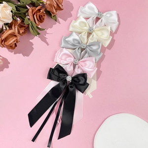 Eleganti fermagli per capelli in raso con perle e nappe lunghe in cinque colori diversi