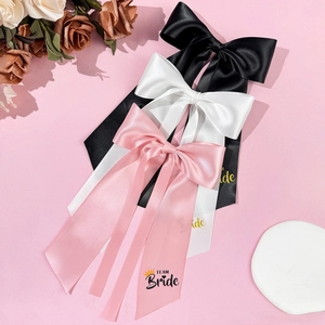 Detail von Satin-Haarschleifen mit Bride-Aufdruck in Gold für Hochzeitsfeiern