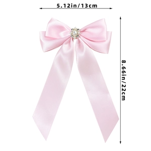 Barrette à nœud en satin rose avec perles montrant les dimensions de 13 cm par 22 cm de long