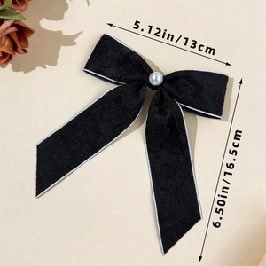 Détail du nœud papillon en jacquard noir avec perle et dimensions de l'accessoire