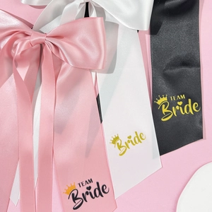 Elegante Bride und Team Bride Satinbänder in Pink, Weiß und Schwarz für die Hochzeitsfrisur