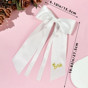 Größendetails einer weißen Satin-Brautschleife mit goldenem Bride-Aufdruck und Bändern