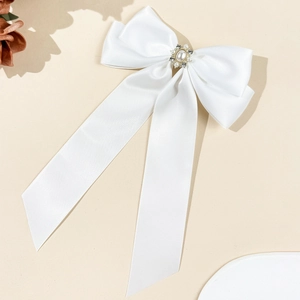 Barrette nœud en satin blanc avec perles, strass et longs rubans style élégant
