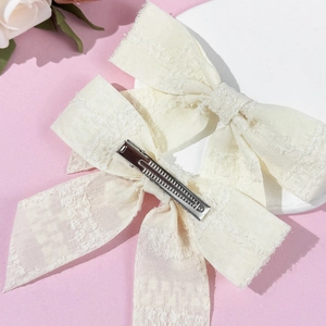 Set di due fermagli per capelli a fiocco bianco crema con bordi sfrangiati stile ballet