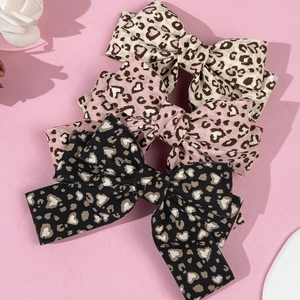 Dreiteiliges Set Haarklammern mit Leoparden-Herzschleifen in Creme, Rosa und Schwarz