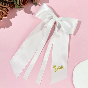 Eleganter weißer Braut-Haarclip aus Satin mit goldener Bride-Aufschrift und Quasten