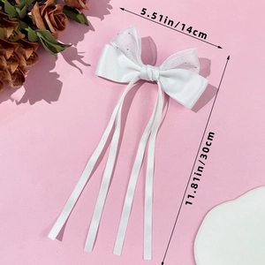 Détail du nœud papillon blanc en satin avec organza et longs rubans de 30cm de long