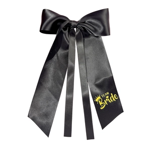 Eleganter schwarzer Satin-Haarclip mit gelbem TEAM Bride Aufdruck für Bräute