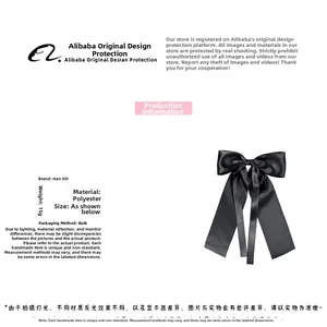 Détail du grand nœud papillon en satin noir pour cheveux avec une finition soyeuse