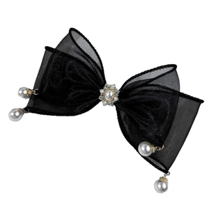 Barrette à nœud en résille noire avec perles et strass élégants sur fond blanc pur