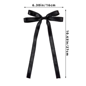 Détail montrant les dimensions d'une pince à cheveux nœud en soie noire avec dentelle