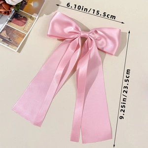 Vue détaillée du nœud en satin rose avec rubans et dimensions exactes de la pince