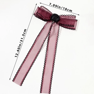 Detailansicht der burgunderroten Mesh-Haarschleife mit schwarzer Rose und Maßen der Bänder