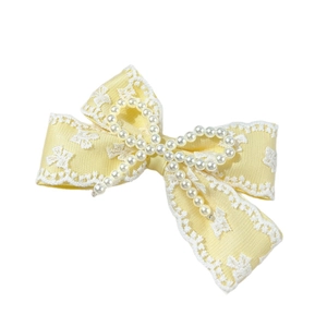 Elegante pasador de pelo con lazo amarillo, encaje blanco y perlas para un estilo dulce