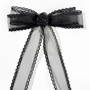 Detailansicht einer schwarzen Organza-Schleife mit einer handgefertigten Lederrose