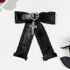 Détail de nœud gothique en soie noire avec lanières en cuir et croix en cœur argentée