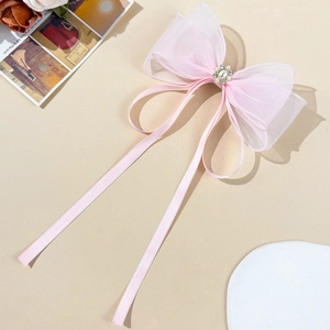 Elegante fermaglio per capelli in tulle rosa con fiocco, perla e lunghi nastri di seta