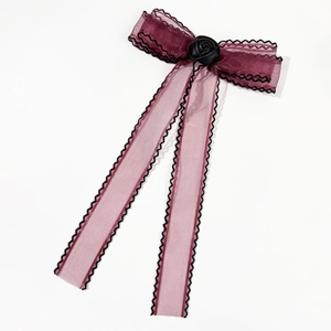 Eleganter weinroter Netz-Haarclip mit schwarzer Rose und langen fließenden Bändern