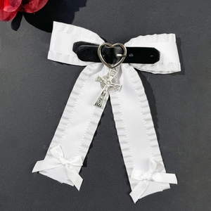 Barrette à cheveux nœud blanc gothique avec lanière en cuir noir, boucle cœur et croix
