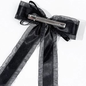 Detail der schwarzen Haarschleife aus Satin mit Organza-Spitze und silbernem Entenschnabelclip