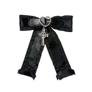 Nœud à cheveux gothique en satin noir avec boucle cœur et pendentif croix argenté
