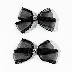 Paire de barrettes à nœud en résille noire avec strass brillants et bordure dentelle