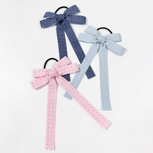 Lot de trois chouchous à nœuds papillon et rubans longs à pois en rose et bleu
