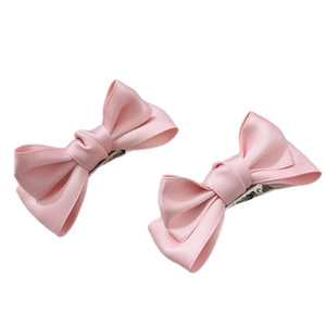 Zweiteiliges Set süße rosa Satin-Schleifen-Haarspangen für Damen auf weißem Grund