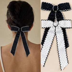 Détails de nœuds pour cheveux élégants avec texture jacquard à cœurs et bordure en dentelle