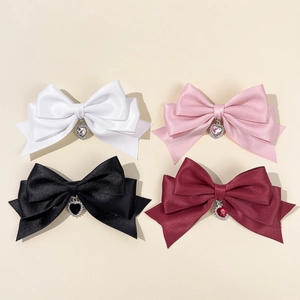 Set mit 4 Satin-Haarspangen mit Strass-Herzanhängern in verschiedenen Farben