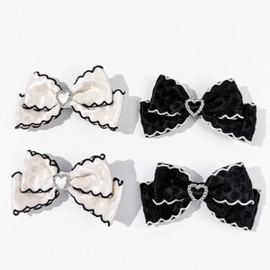 Ensemble de 4 barrettes à nœud élégantes avec bordure ondulée et boucle cœur en noir et blanc