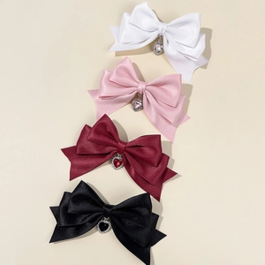 Elegante Satin-Schleifen-Haarspangen in vier Farben mit Strass-Herzanhängern Set