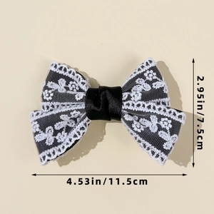 Detailed size view of the 11.5cm lace bow hair clip featuring black and white fabric layers