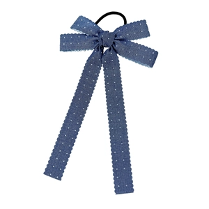 Chouchou avec nœud en denim bleu à pois blancs et bords ondulés pour femmes