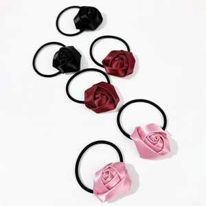 Élastiques à cheveux avec roses en satin élégantes en noir, bordeaux et rose, lot de 6