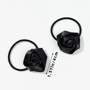 Détail d'élastiques à cheveux avec roses en satin noir et mesure de 4 cm de diamètre