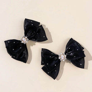 Detail van mesh strik haarspelden met parels en strass op minimalistische achtergrond