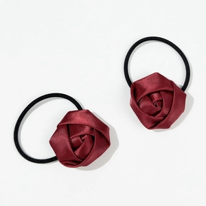 Détail de deux chouchous en satin rose rouge vin avec bandes élastiques noires robustes