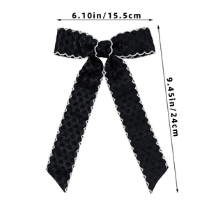 Détail du nœud à cheveux à pois noirs avec bordure festonnée et dimensions précises