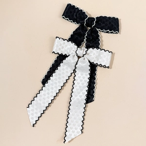Détail de nœuds papillon élégants noir et blanc avec motif jacquard et bords ondulés