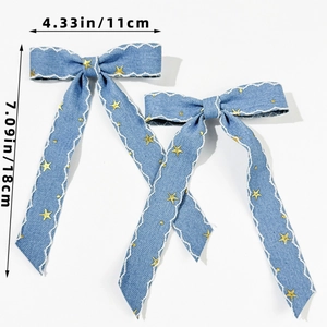 Détail de nœuds à cheveux en denim bleu avec coutures ondulées et motifs d'étoiles jaunes