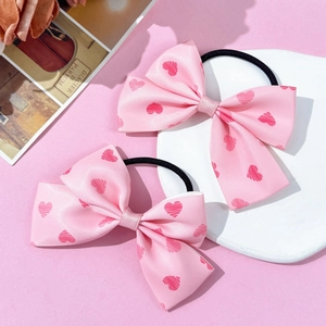 Chouchous en satin rose avec motifs de cœurs rouges pour filles et coiffure douce