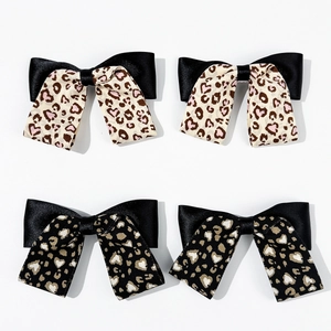 Set di fermagli per capelli con fiocco leopardato e cuori in nero e beige