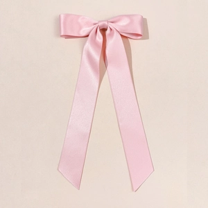 Vue détaillée du nœud en satin rose avec de longs rubans fluides élégants pour cheveux