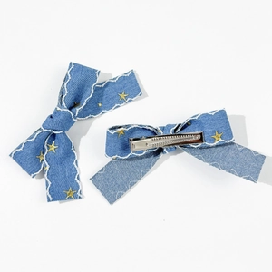 Détails de barrettes à nœuds en denim bleu avec broderie d'étoiles dorées et coutures